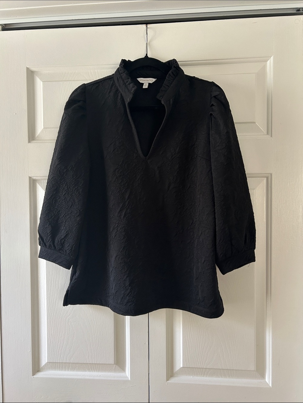 Crown and Ivy Black Textured V-Neck Puff Sleeve Blouse